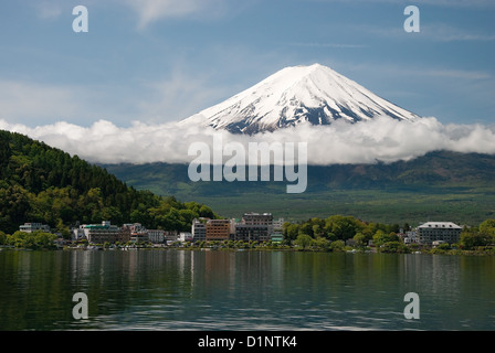 Mount Fuji aus Kawaguchiko See in Japan während des Sonnenaufgangs mit schönen blauen Himmel Stockfoto