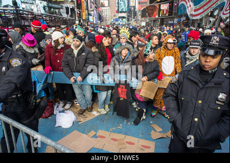 Massen packen Times Square in New York auf Montag, 31. Dezember 2012, am Nachmittag des Silvester Stockfoto