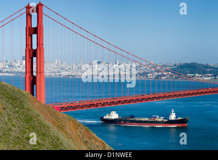 Container-Schiff segeln durch San Francisco Bay Unterquerung der Golden Gate Bridge, San Francisco, Kalifornien Stockfoto