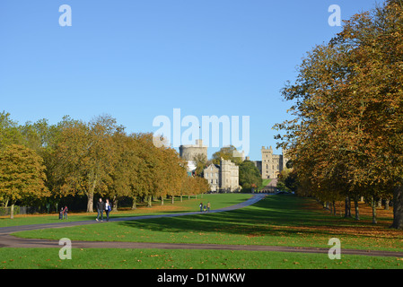 Windsor Castle von Long Walk, im Herbst, Windsor Great Park, Windsor, Berkshire, England, Vereinigtes Königreich Stockfoto