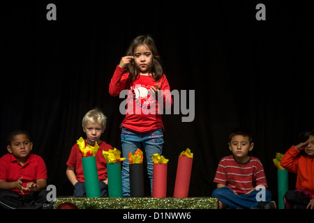 Gehörlose Kinder ausleben während ein Krippenspiel an der California School ein Skit in Gebärdensprache für Gehörlose in Riverside, Kalifornien. Stockfoto