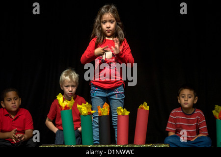 Gehörlose Kinder ausleben während ein Krippenspiel an der California School ein Skit in Gebärdensprache für Gehörlose in Riverside, Kalifornien. Stockfoto