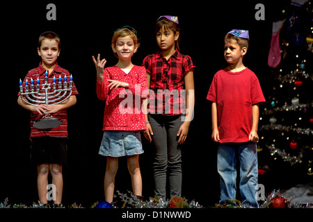 Gehörlose jüdische Kinder ausleben ein Skit in Gebärdensprache während ein Weihnachten/Chanukka Schauspiel an der California School für Gehörlose Stockfoto