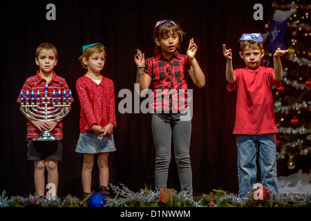 Gehörlose jüdische Kinder ausleben ein Skit in Gebärdensprache während ein Weihnachten/Chanukka Schauspiel an der California School für Gehörlose Stockfoto