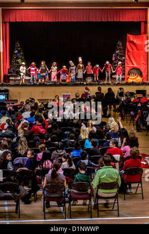 Gehörlose Kinder ausleben während ein Krippenspiel an der California School ein Skit in Gebärdensprache für Gehörlose in Riverside, Kalifornien. Stockfoto