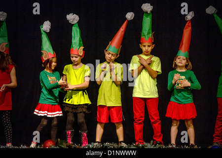 Gehörlose Kinder ausleben während ein Krippenspiel an der California School ein Skit in Gebärdensprache für Gehörlose in Riverside, Kalifornien. Stockfoto