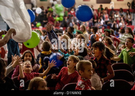 Das Publikum bei einem Krippenspiel an der California School für Gehörlose in Riverside, Kalifornien, spielt gerne mit Luftballons. Stockfoto