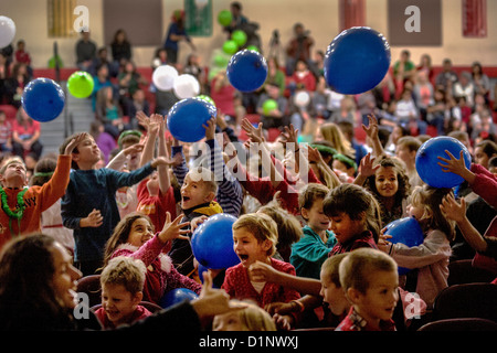 Das Publikum bei einem Krippenspiel an der California School für Gehörlose in Riverside, Kalifornien, spielt gerne mit Luftballons. Stockfoto
