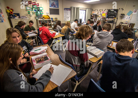 Schüler arbeiten zusammen für die gegenseitige Unterstützung in kleinen Gruppen in einer überfüllten Southern California High School Englisch Klasse. Stockfoto