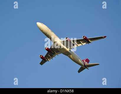 Virgin Atlantic Airbus A340-300 von Heathrow Airport, Greater London, England, Vereinigtes Königreich Stockfoto