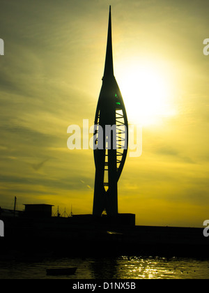 Silhouette von Portsmouth Harbour Station und der Spinnaker Tower, wie gesehen von Hard, Portsmouth, Hampshire, Großbritannien Stockfoto