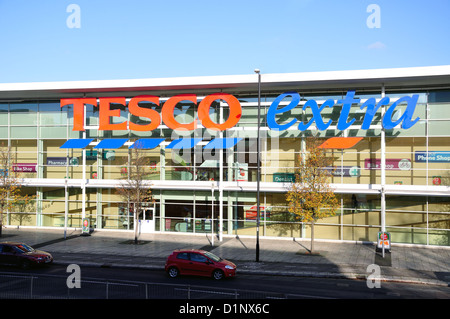 Tesco Extra Supermarkt Store, Wellington Street, Slough, Berkshire, England, Vereinigtes Königreich Stockfoto