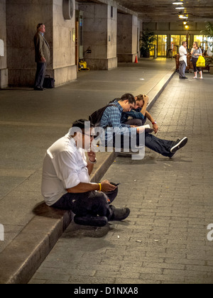 Ein weiß-beschichtete Restaurant Mitarbeiter raucht auf dem Bürgersteig vor New Yorker Grand Central Station. Stockfoto