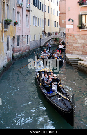 Gondeln auf einem Seitenkanal in Venedig. Stockfoto