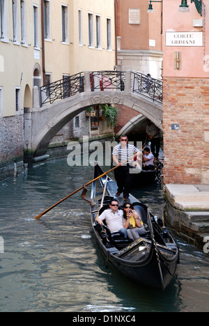 Gondeln auf einem Seitenkanal in Venedig. Stockfoto