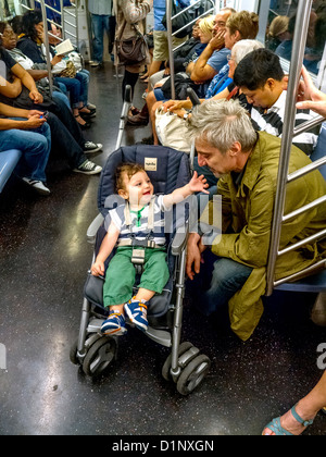 Im mittleren Alter Vater interagiert mit Sohn glücklich Kleinkind auf der New Yorker u-Bahn. Stockfoto