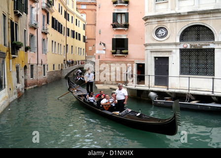 Gondeln auf einem Seitenkanal in Venedig. Stockfoto