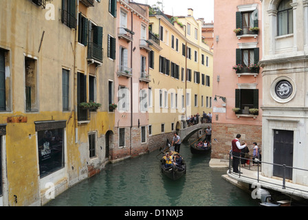 Gondeln auf einem Seitenkanal in Venedig. Stockfoto