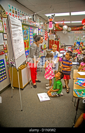 Schüler der ersten Klasse lernen Mandarin-Chinesisch in Laguna Niguel, CA, Grundschule. Beachten Sie die chinesische Schriftzeichen auf a-Frame-Diagramm. Stockfoto