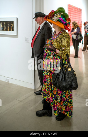 Ein bunt gekleideten älteren Ehepaar zu besuchen, eine Art Museum Ausstellung Premiere und Rezeption in Newport Beach, Kalifornien Stockfoto
