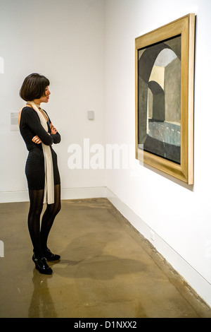 Mitarbeiter gratulieren Teilnehmer auf ihren Abschluss ein "Männer Karriere Workshop" auf neuen Business-Kleidung aus arbeiten Kleiderschränken, eine Organisation, die hilft, die Arbeitslose Kleid und der Bräutigam für erfolgreiches Geschäft Vorstellungsgespräche in Südkalifornien. Stockfoto