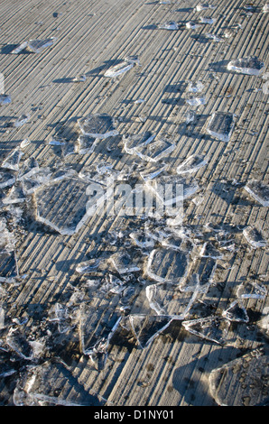 Scherben Zertrümmerten Eises Auf Dem Boden Stockfoto