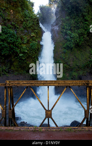 Blick auf einen Wasserfall aus eine eiserne Brücke in der Nähe von den Städten von Buena Vista und Montana Azul in Heredia, Costa Rica, Mittelamerika Stockfoto