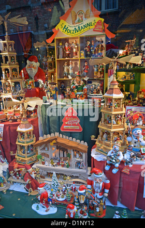 Weihnachtsschmuck im Schaufenster im historischen Zentrum von Brügge, Brügge, Provinz West-Flandern, Flandern, Belgien Stockfoto