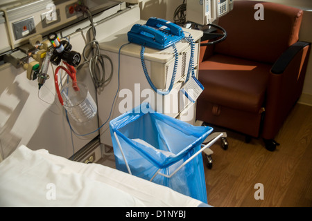 Eine Tasche voll Blau zur Verfügung steht neben dem Bett des Patienten in eine in Orange, CA, Krankenzimmer. Hinweis: doppelte Telefon und Ausrüstung. Stockfoto