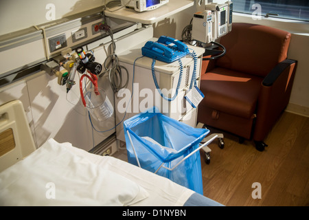 Eine Tasche voll Blau zur Verfügung steht neben dem Bett des Patienten in eine in Orange, CA, Krankenzimmer. Hinweis: doppelte Telefon und Ausrüstung. Stockfoto