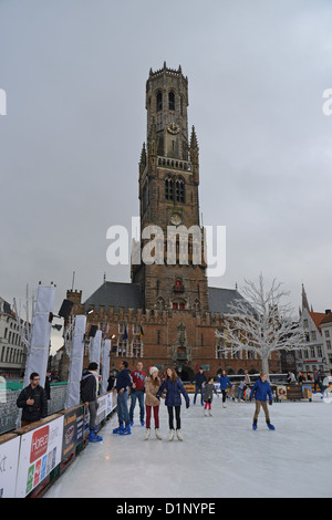 Weihnachtsmarkt & Eisbahn, Grote Markt (Marktplatz), Brügge, Provinz West-Flandern, flämische Region, Belgien Stockfoto