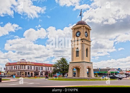 Feilding, der Clock Tower und das Hotel Feilding, Manawatu-Wanganui, Neuseeland. Stockfoto