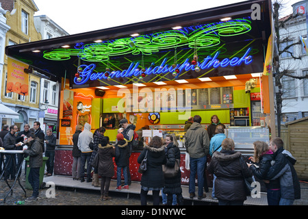 Fast-Food-Kiosk in der Abenddämmerung im historischen Zentrum von Brügge, Brügge, Provinz West-Flandern, Flandern, Belgien Stockfoto