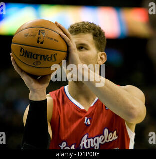 1. Januar 2013 bereitet - Denver, CO, USA - LA Clippers BLAKE GRIFFIN, um einen Freiwurf während der 2. zu machen. die Hälfte im Pepsi Center Montag Nacht. Die Nuggets schlagen die Clippers 92-78. (Kredit-Bild: © Hector Acevedo/ZUMAPRESS.com) Stockfoto