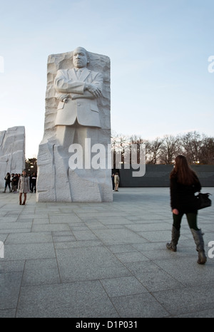 Martin Luther King Memorial Statue, in voller Größe Frontansicht mit Menschen, Washington DC Stockfoto