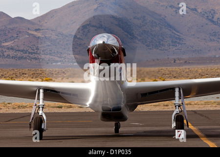 P-51 Mustang Air Racer "Strega" rennt die Drehzahl nach einem Hitze-Rennen auf der 2012 Reno National Championship Air Races. Stockfoto