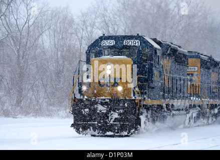 Güterzug fährt über Schneesturm im US-Bundesstaat New York, USA. Stockfoto