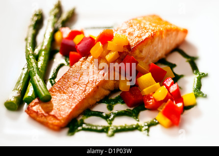 Pan-gebratene Lachs mit Brunnenkresse Püree, rote & gelbe Paprika und Spargel auf weißen Teller Stockfoto