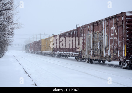 Güterzug fährt über Schneesturm im US-Bundesstaat New York, USA. Stockfoto