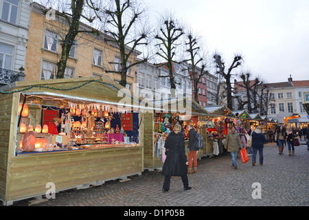 Weihnachtsmarkt in Simon Stevinplein, historische Zentrum von Brügge, Brügge, Provinz West-Flandern, flämische Region, Belgien Stockfoto