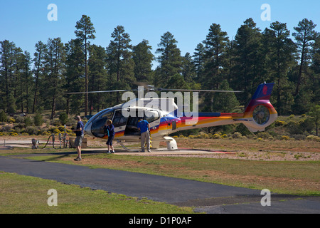 Touristen im Abflugbereich für Papillon Helikopter Ausflug, South Rim, Grand Canyon National Park, Arizona, USA Stockfoto