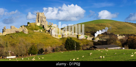 Die antiken Ruinen von Corfe Castle in der Nähe von Swanage auf der Isle of Purbeck in Dorset. Stockfoto