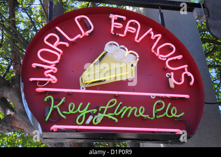 Florida Key Largo Florida Keys, US Highway Route 1 One, Overseas Highway, Mrs. Mac’s Kitchen, weltberühmter Key Lime Pie, Neon, Schild, Logo, Besucher reisen tra Stockfoto