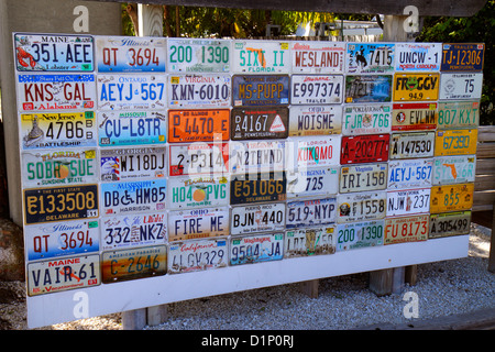 Florida Key Largo Florida Keys, US Highway Route 1 One, Overseas Highway, Mrs. Mac’s Kitchen, Nummernschildersammlung, Besucher reisen durch die Tour Stockfoto