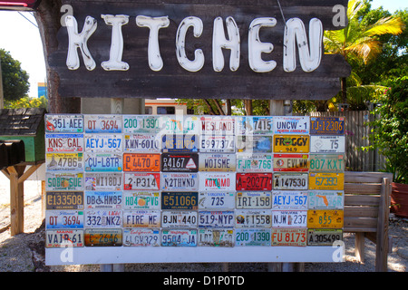 Florida Key Largo Florida Keys, US Highway Route 1 One, Overseas Highway, Mrs. Mac’s Kitchen, Nummernschildersammlung, Besucher reisen durch die Tour Stockfoto