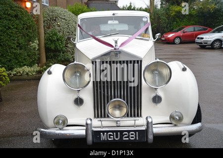 Rolls Royce Hochzeitsauto außerhalb Weybridge Standesamt, Oatlands Drive, Weybridge, Surrey, England, Vereinigtes Königreich Stockfoto