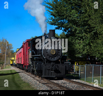 Der Holzfäller Steam Train in Laona, Wisconsin ist ein Vintage Dampfzug bringt Besucher zum Camp 5 Anmeldung Camp Museum. Stockfoto