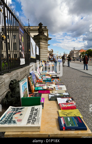 Verkauf von gebrauchten Büchern vor der Humboldt-Universität in Berlin, Deutschland Stockfoto