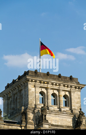 Die deutsche Flagge winken vom Reichstag in Berlin, Deutschland Stockfoto