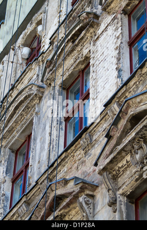 Typische alte äußere Fassade vor der Renovation im Prenzlauer Berg in Berlin, Deutschland Stockfoto